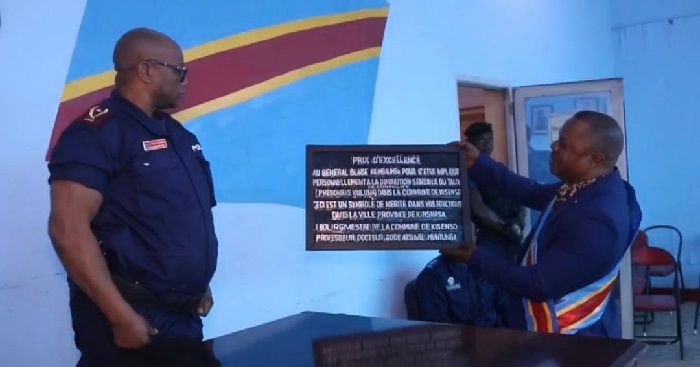 Un prix d’excellence remis au commandant de la police de&nbsp;Kinshasa